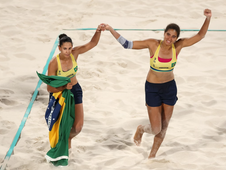 Final emocionante: Ana Patrícia e Duda levam ouro olímpico no vôlei de praia em Paris 2024 (Foto: Reprodução/Metropoles)