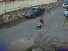 Vídeo mostra homem abandonando bebê de oito meses em carrinho com pino de cocaína (Foto: Reprodução)